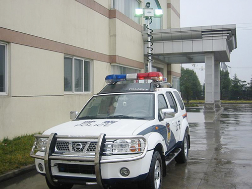 車載曲臂式升降照明燈在日產(chǎn)車安裝實例